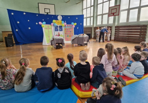 Przedszkolaki oglądają bajkę satyryczną o tematyce czytelniczej: "7 urodziny Reni i Malwinki"