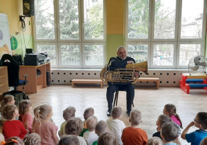 Dzieci poznają instrumenty muzyczne: puzon i baryton