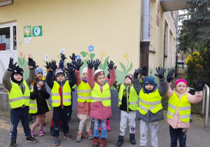 Przedszkolaki przygotowują sie do akcji ekologicznej