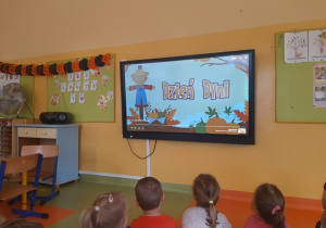 Dzieci oglądają film edukacyjny