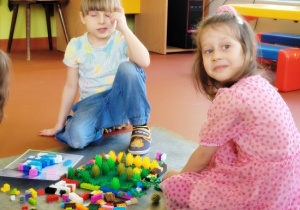 Lila i Jula podczas budowy
