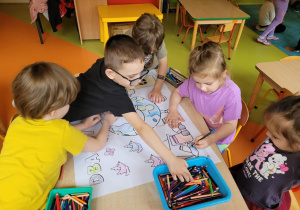 Dzieci malują kolorowankę