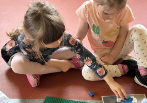Dziewczynki budują z lego zająca wielkanocnego