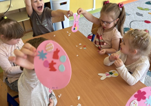 Dzieci w trakcie wykonywania prac wielkanocnych