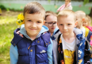 Szymon z kwiatami i Adaś