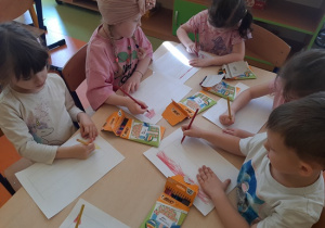 Przedszkolaki kolorują flagę Hiszpanii