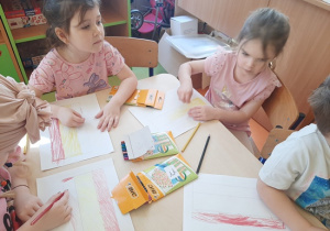 Kolejna grupa dzieci koloruje flagi