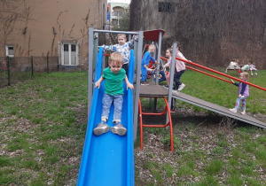 Zabawy na zjeżdzalni