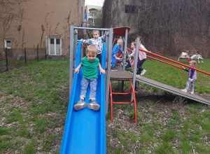 Zabawy w ogrodzie przedszkolnym