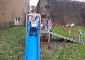 Zabawy w ogrodzie - czekamy na swoją kolej