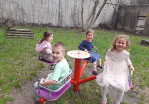 Zabawy w ogrodzie przedszkolnym