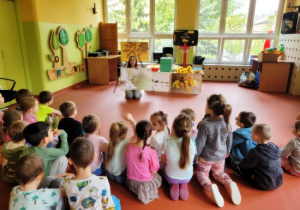 Pani opowiada o życiu pszczół