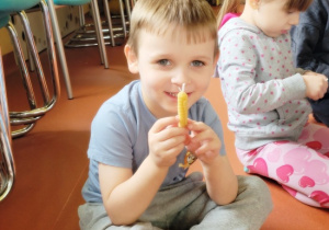 Szymon ze zrobioną świecą
