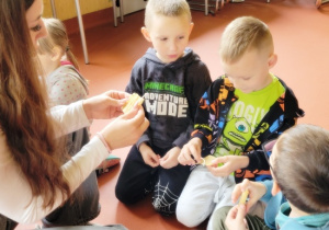 Adaś i Ignacy tworzą świece