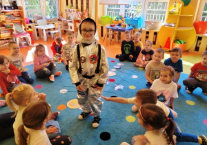 Oskar w stroju astronauty