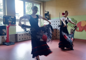 Taniec węgierski z chustami