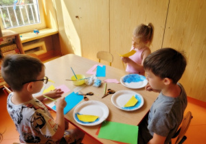 Oskar, Maja i Szymon podczas pracy