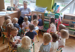 Pani Joanna uczy dzieci nazw zawodów