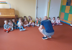 Trener tłumaczy na czym będzie polegała zabawa