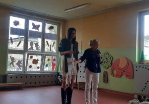 Dzieci zapoznają się z fletem poprzecznym