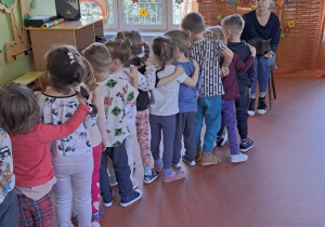 Czekamy w kolejce żeby zobaczyć z bliska kangura