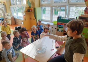 Przedszkolaki obserwują doświadczenie