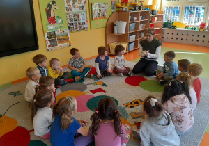 Dzieci siedzą w kole