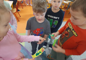 Dziewczynki wręczają kolorowe krawaty