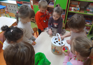 Dziewczynki oglądają nowe klocki