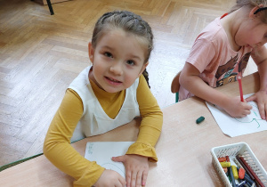 Dziewczynki kolorują kredkami