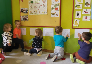 Dzieci aktywnie uczestniczą w ćwiczeniach