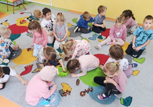 Układamy kwiaty z darów jesieni