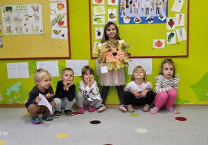 Wykonanie jesiennej pracy plastycznej w małej grupie - I