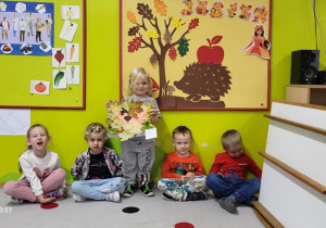 Wykonanie jesiennej pracy plastycznej w małej grupie  - III