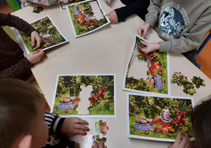 Dzieci wypychają puzzle