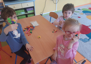 Dziewczynki zrobiły z klocków przepiękne kwiaty