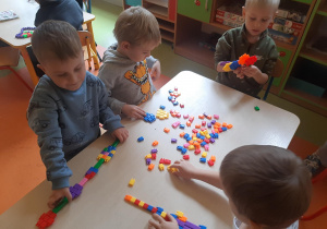 Zabawy manipulacyjne z wykorzystaniem klocków
