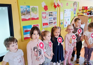 Przedszkolaki śpiewają piosenkę: "Polska to nasz kraj.."