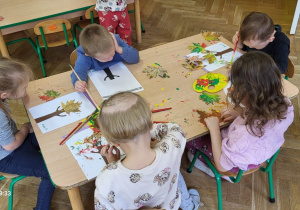 Praca plastyczna dzieci - wykonanie jesiennego drzewa