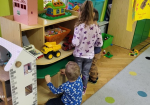 Zabawy dowolne w kąciku klocków