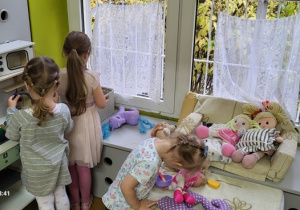 Zabawy dowolne w kąciku lalek
