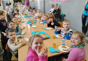 Żabki poznają szkołę