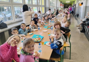 Wspólne zdrowe śniadanie w Szkole Podstawowej nr 170