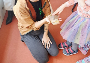 Dziecko głaszcze zwierzątko