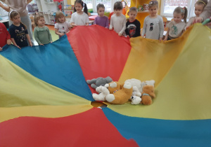 Tańczące misie na chuście