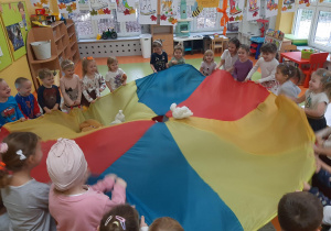 Miś nie może spaść z chusty - zabawy taneczne