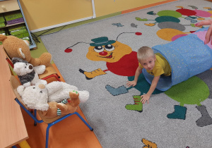 Chłopiec przechodzi przez tunel