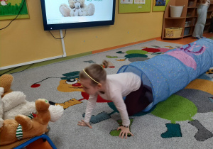 Dziewczynka przechodzi przez tunel