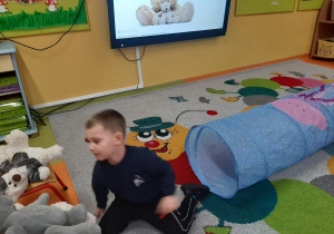 Chłopiec przeszedł przez tunel