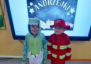 Chłopcy pozują do zdjęcia